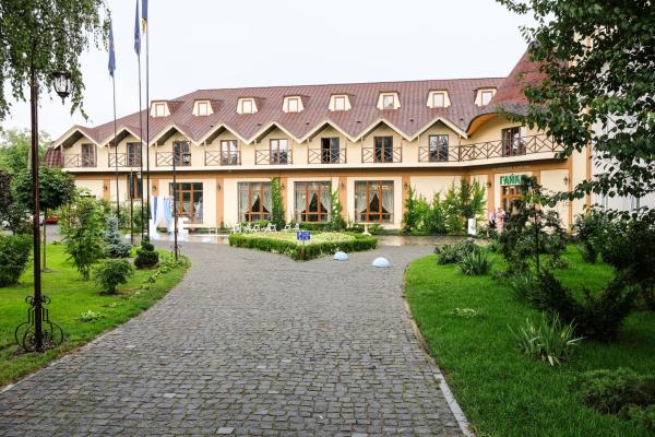 The photo shows the Оздоровчий комплекс Гайки заїзд провулок Сухий Яр 12 located in the city of Berezyna.