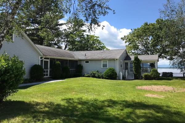 Na zdjęciu widoczny jest obiekt 4 Bed 2 Bath Vacation home in Ossipee położony w mieście Center Ossipee.