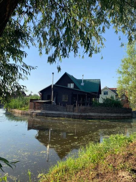 Na fotografii je vidět objekt Рыбацкий домик nacházející se ve městě Mayaki.