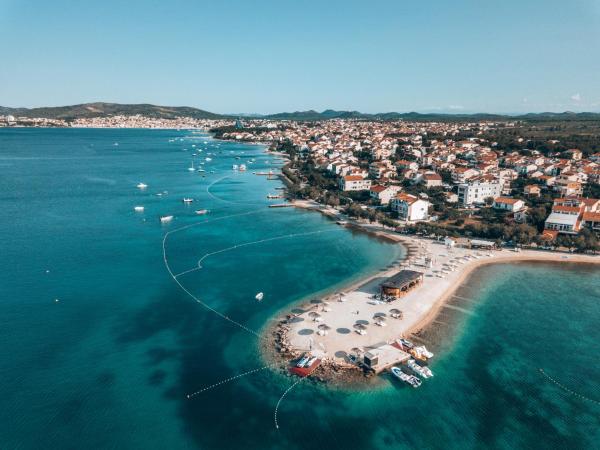 A la foto es mostra l'objecte Pansion Karoca situat a la ciutat de Vodice.