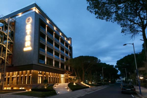 A la foto es mostra l'objecte ETER Hotel situat a la ciutat de Golem.