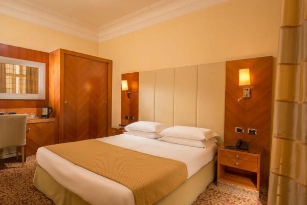 Na fotografii je vidět objekt Suite Opera Rooms nacházející se ve městě Řím.