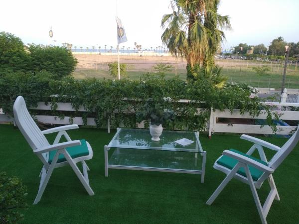 На фото показан объект Apartamento con terraza y vistas al mar, расположенный в городе Эль-Грао.