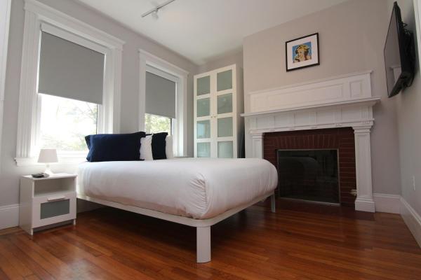 Foto 9: Large Studio w/ Queen AND Sofa Bed..#38