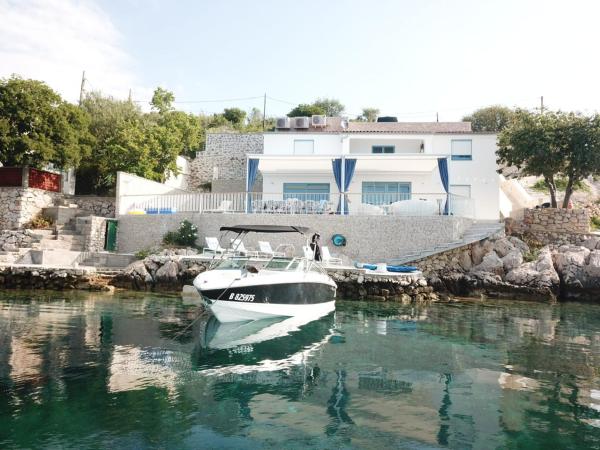На фото показан объект Villa Beline direct aan zee, verwarmd zwembad en sauna, расположенный в городе Viniština.