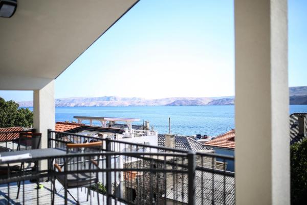 写真にはカルロバッグ市にあるApartments ANA Karlobagが写っています。