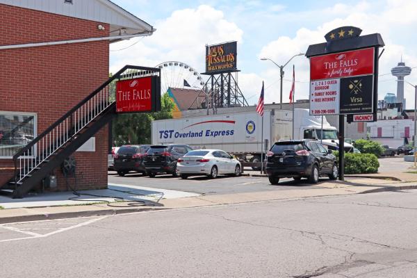 A la foto es mostra l'objecte The Falls Family Lodge situat a la ciutat de Niagara Falls.