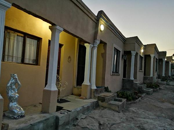 Auf dem Foto ist das Objekt Rocks And Aloes Guest Lodge in der Stadt Thorndale zu sehen.