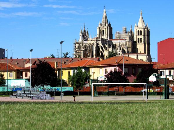 A la foto es mostra l'objecte www Parques de la Catedral travel com Parking privado Gratis situat a la ciutat de Lleó.