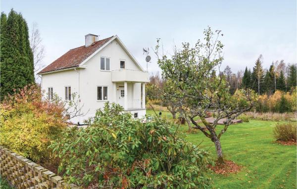 Op de foto is het object Cozy Home In Åsensbruk With Kitchen te zien, gelegen in de stad Åsensbruk.