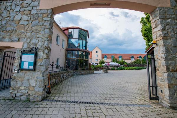 Na fotografii je vidět objekt Hotel Rustikal nacházející se ve městě Černov.