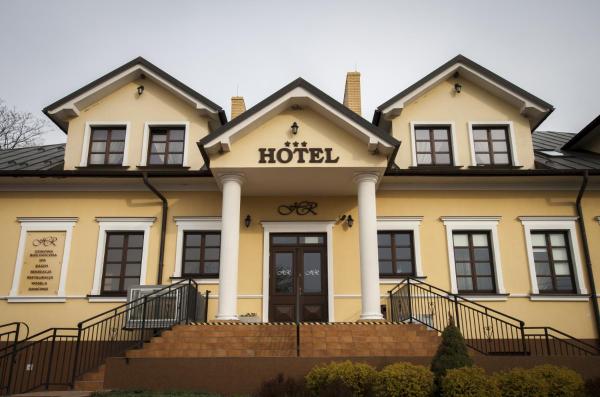 Na foto é possível ver o objeto Hotel Rytwiany localizado na cidade de Wiśniowa.