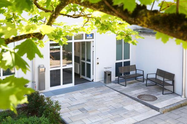 Na fotografii je vidět objekt FANA Pension nacházející se ve městě Haar.