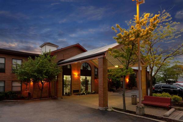 A la foto es mostra l'objecte Howard Johnson by Wyndham Waukegan Great Lakes situat a la ciutat de Lake Bluff.