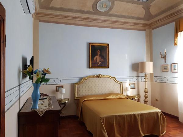 Na foto é possível ver o objeto Villa il Lauro localizado na cidade de Pisa.