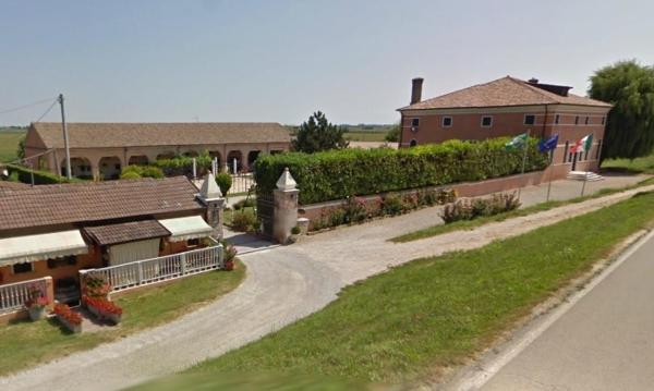 Na foto é possível ver o objeto Barchessa Contarini localizado na cidade de Arzergrande.