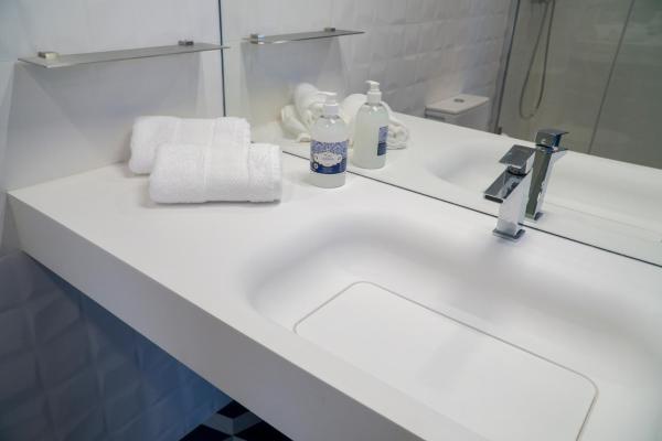 Habitació Doble Deluxe - 1 o 2 Llits amb Balcó — 19 m² - ZIGZAG HOSTEL
