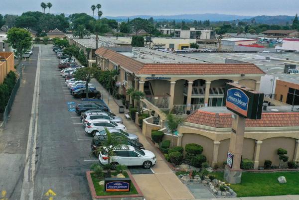 Na foto é possível ver o objeto Howard Johnson by Wyndham Buena Park localizado na cidade de Buena Park.