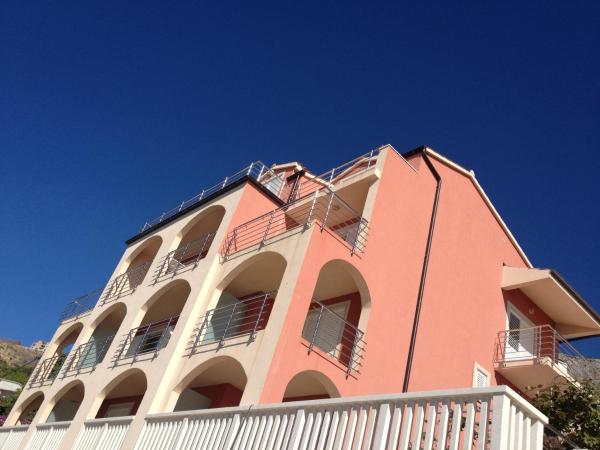 Na foto é possível ver o objeto Apartments Villa Amalia localizado na cidade de Omiš.