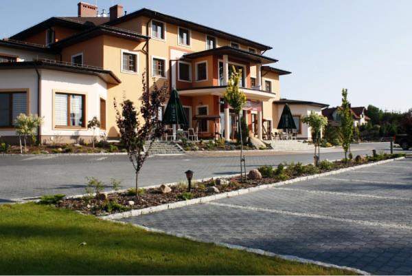 Op de foto is het object Hotel Ambasada te zien, gelegen in de stad Rogówko.