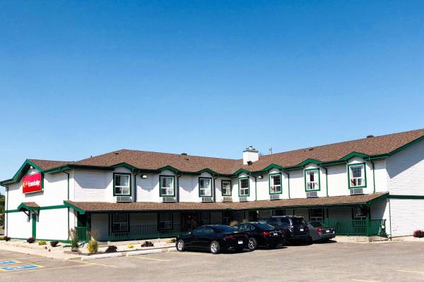 The photo shows the Econo Lodge located in the city of Okotoks.