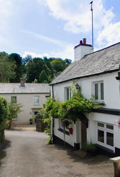 A la foto es mostra l'objecte Hunters Lodge Inn situat a la ciutat de Cornworthy.