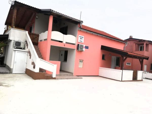 A la foto es mostra l'objecte Apartments Marko situat a la ciutat de Vir.