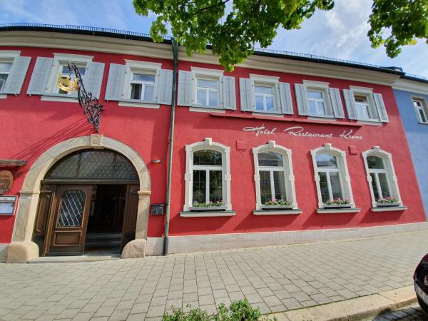 Na zdjęciu widoczny jest obiekt Hotel & Restaurant Krone położony w mieście Regnitzlosau.