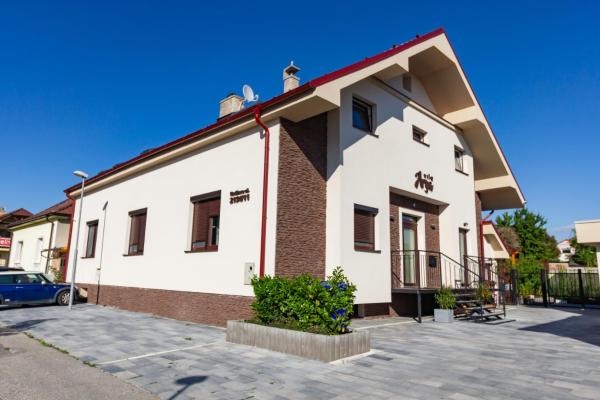 A la foto es mostra l'objecte Arya vila situat a la ciutat de Piešťany.