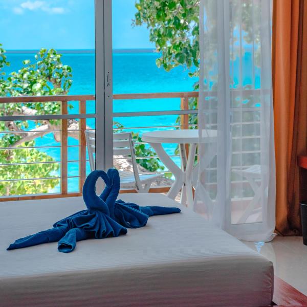 På bilden syns objektet Athiri Beach Maldives som ligger i staden Dhigurah.