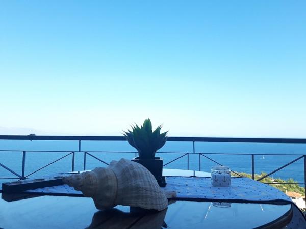 A la foto es mostra l'objecte Sea and Sky Infinity Blue Apartment situat a la ciutat de Gythio.