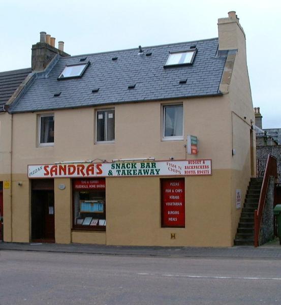 A la foto es mostra l'objecte Sandras Backpackers situat a la ciutat de Thurso.