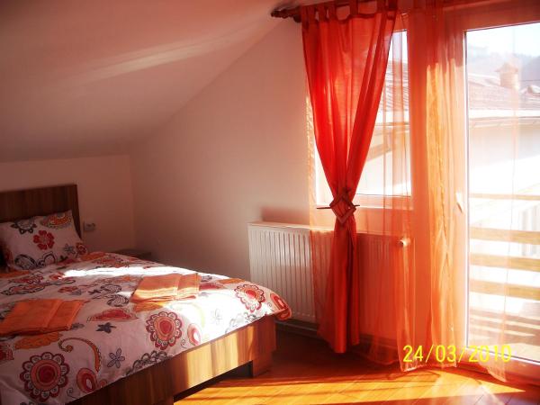 Na fotografii je vidět objekt Casa Bella nacházející se ve městě Râşnov.