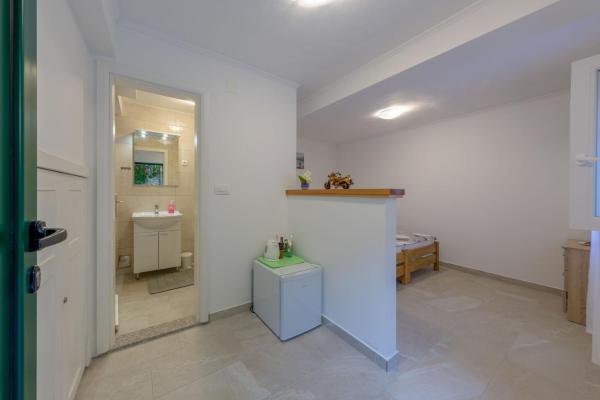 A la foto es mostra l'objecte Room Nino situat a la ciutat de Skradin.