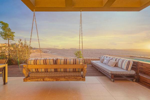 The photo shows the Mitzpush Premium Villa located in the city of Mitzpe Ramon.