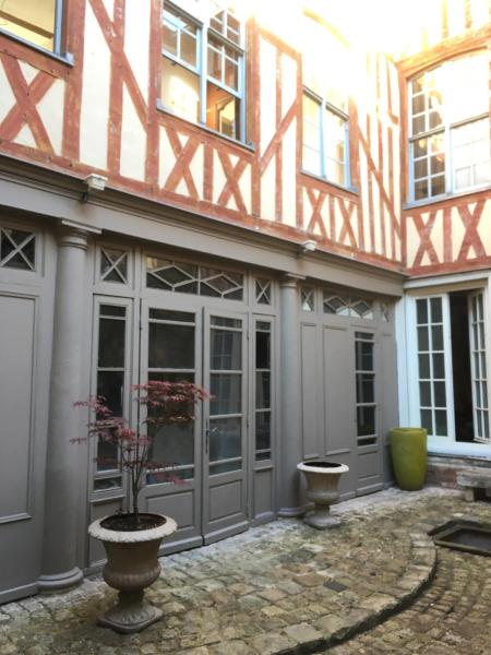 A la foto es mostra l'objecte PAPILLONS De Nuit Champagne Troyes situat a la ciutat de Troyes.