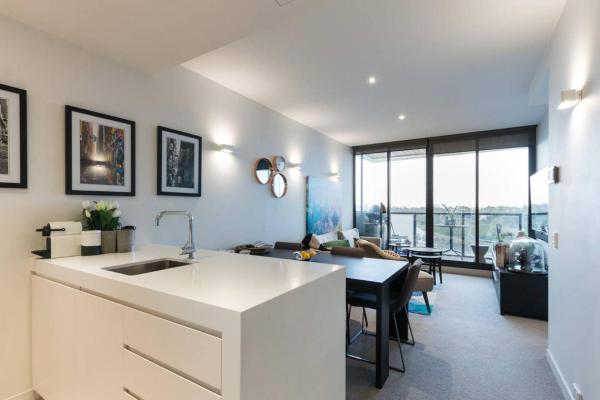 A la foto es mostra l'objecte Laurent Balcony Views Steps from Laneway Vibes situat a la ciutat de Melbourne.