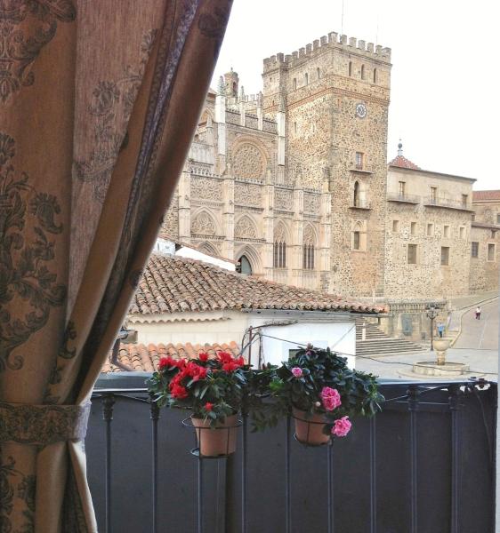 A la foto es mostra l'objecte Hostal Cerezo 2 situat a la ciutat de Alía.
