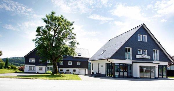 The photo shows the Pension Haus Astenblick located in the city of Winterberg.
