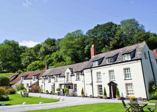 A la foto es mostra l'objecte Combe House Hotel situat a la ciutat de Crowcombe.