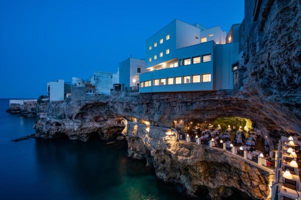 写真にはポリニャーノ・ア・マーレ市にあるHotel Grotta Palazzeseが写っています。