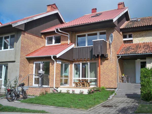 The photo shows the Haus Artas located in the city of Nida.