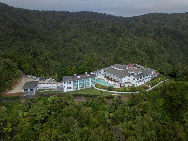 På billedet ses objektet Waitakere Resort & Spa beliggende i byen Waiatarua.