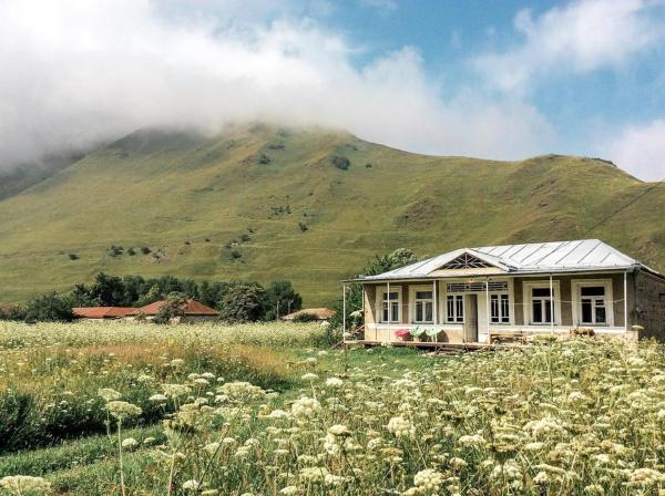 Na zdjęciu widoczny jest obiekt Icho House położony w mieście Stepancminda.