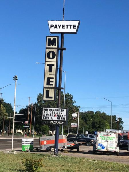 Na foto é possível ver o objeto Payette Motel localizado na cidade de Weiser.