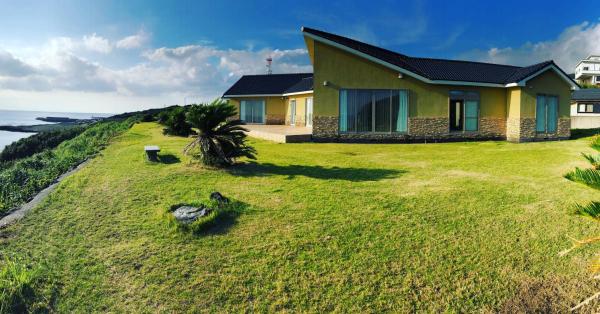写真には大島市にあるResort villa mikoが写っています。