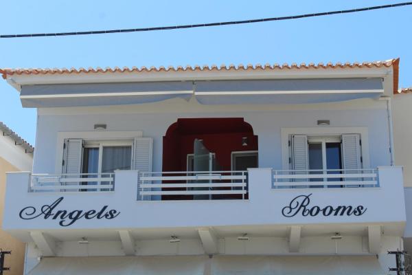 写真にはAyía Ánna市にあるAngelsが写っています。