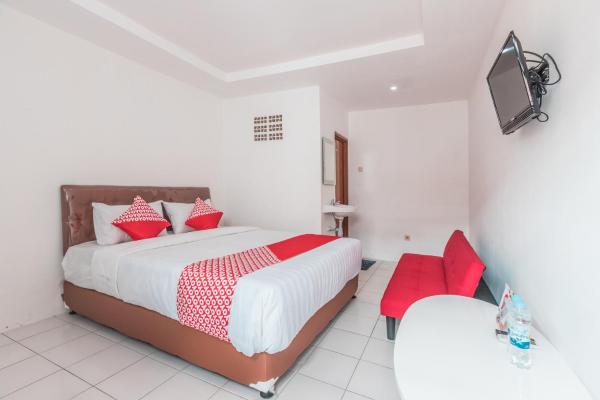 Na zdjęciu widoczny jest obiekt OYO 947 Angel Home Stay Syariah Near Atrium Pondok Gede, Museum Monumen Pancasila, Taman Mini położony w mieście Dżakarta.