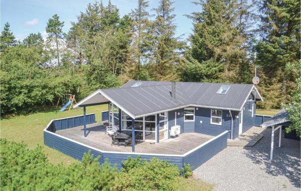 Nella foto è visibile l'oggetto Holiday Home Fyrrekrogen Vi situato nella città di Lønne Hede.