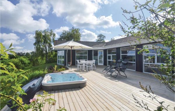 写真にはRis市にあるTwo-Bedroom Holiday Home In Farevejleが写っています。